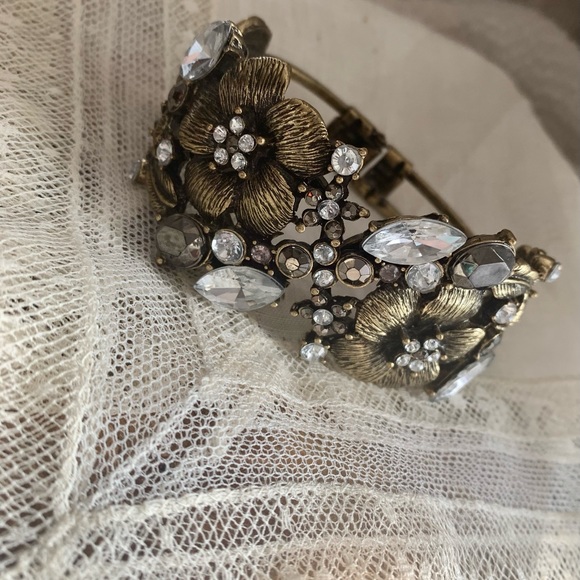 unbranded Jewelry - Elegant Antiqued Gold & Rhinestone Floral Clasp Bracelet Women’s Jewelry